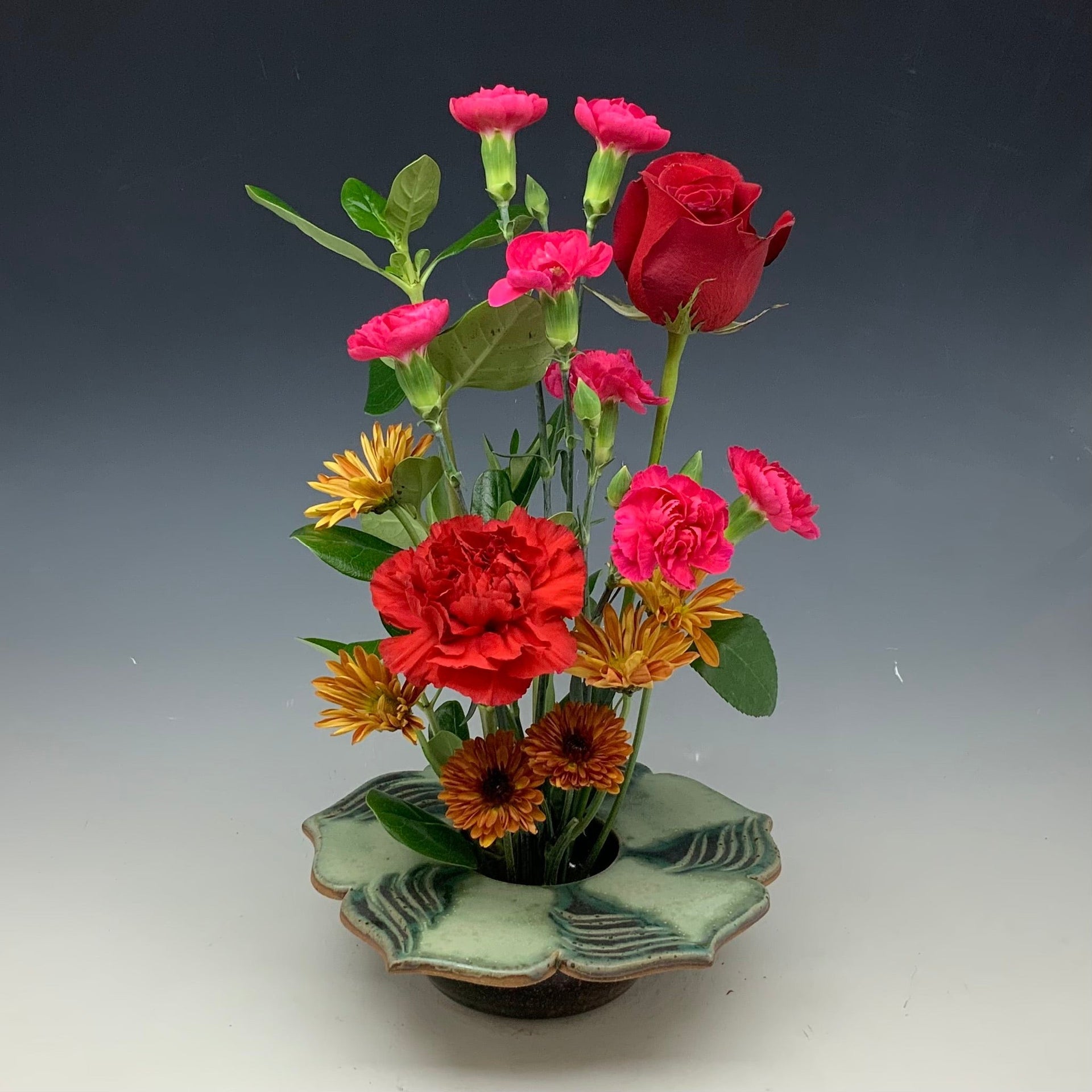 Geen lotus flower vase with flowers
