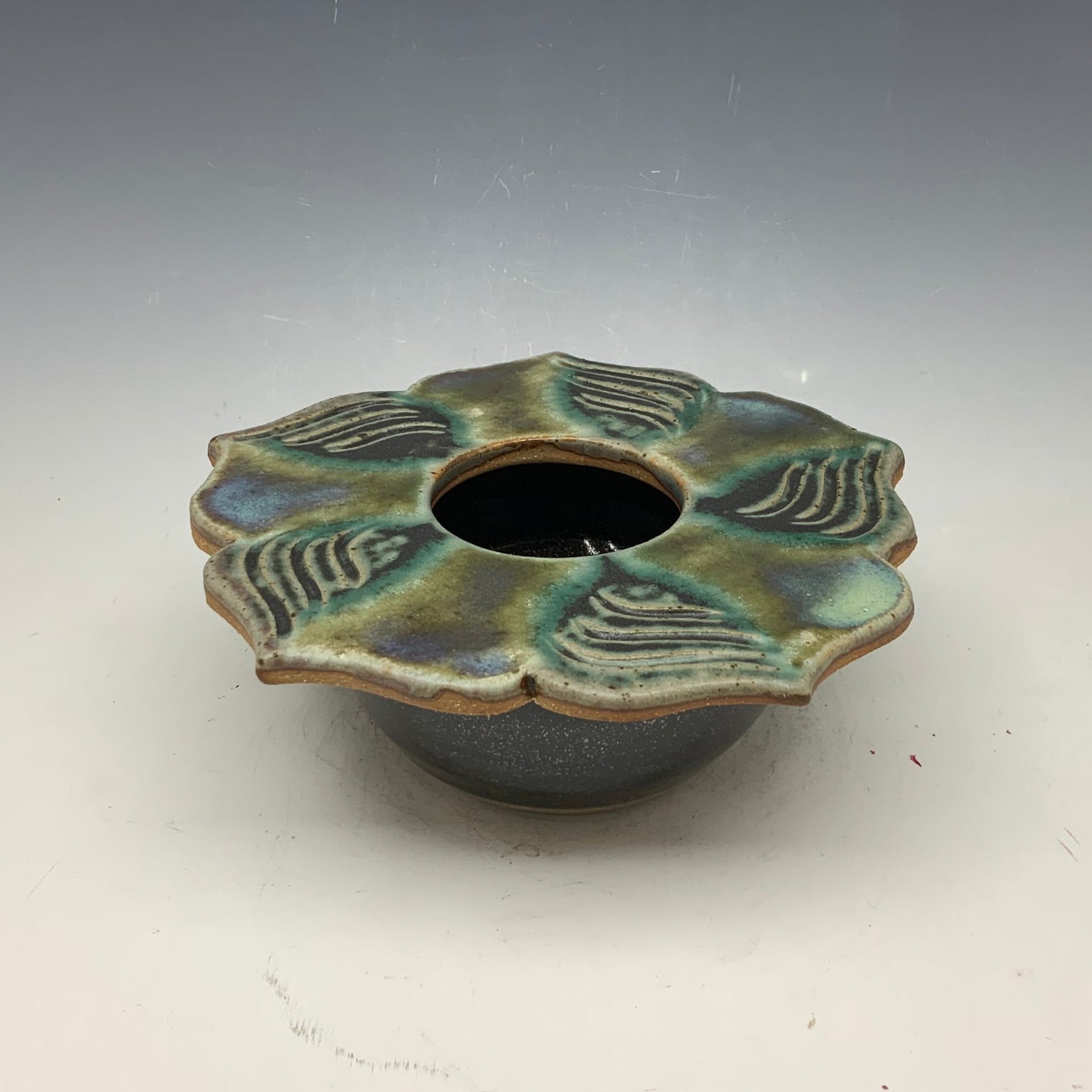 Medium tea lotus vase