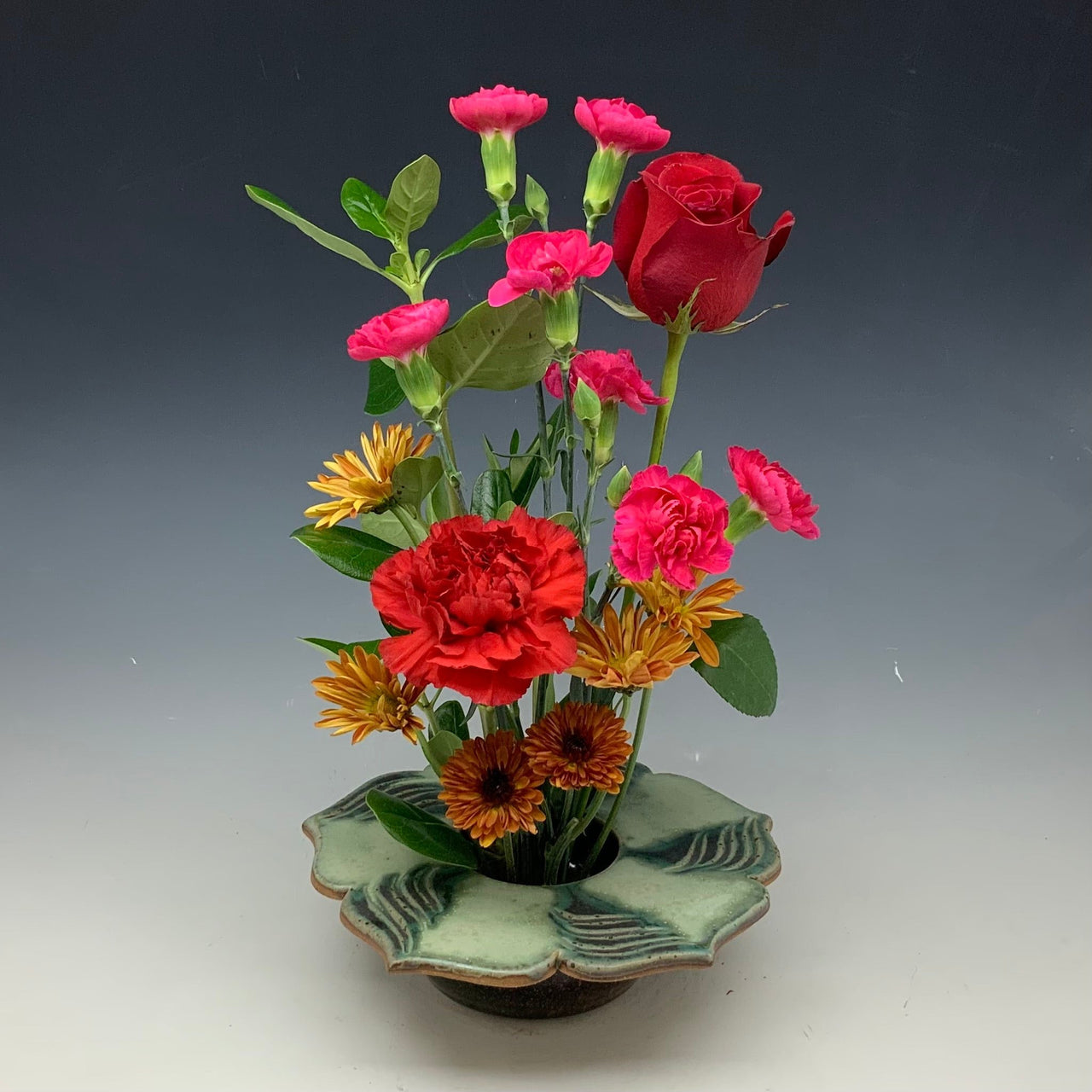 Geen lotus flower vase with flowers
